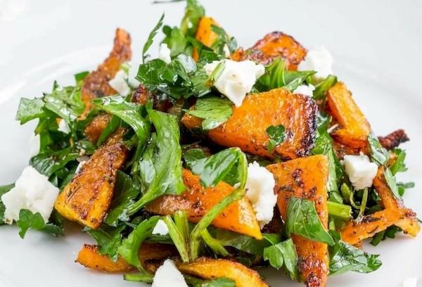 Salade de pommes, carottes et tofu.