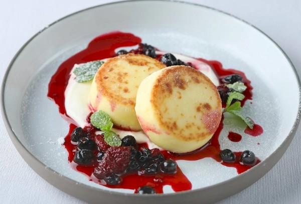 Cheesecakes au tofu avec sauce aux baies et kiwi