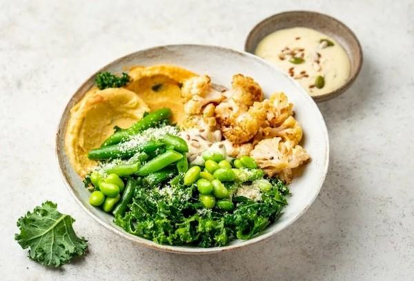 Houmous aux légumes et oeuf