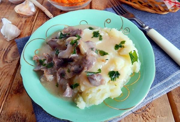 Coeurs de poulet à la crème sure avec purée de pommes de terre