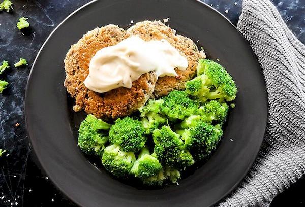 Escalopes de saumon et de brocoli avec du riz en accompagnement