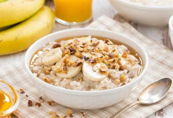 Gruau à la banane et aux noix.