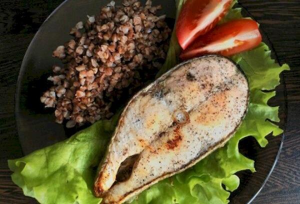 Steak de poisson au sarrasin et légumes.