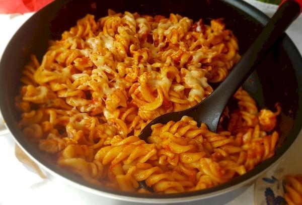 Pâtes au concentré de tomate et œuf, pain grillé au fromage.