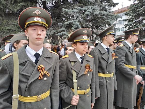 5 façons de nouer joliment un ruban de Saint-Georges : comment réaliser un nœud, une étoile, une boucle et d'autres formes étape par étape