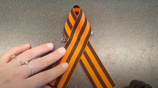 1 façon de nouer un ruban de Saint-Georges 5