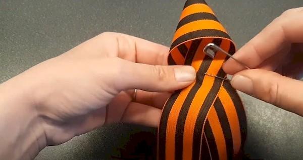 1 façon de nouer un ruban de Saint-Georges 4