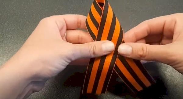 1 façon de nouer un ruban de Saint-Georges 3