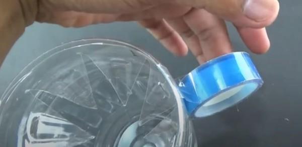 Fixez les pièces avec du ruban adhésif