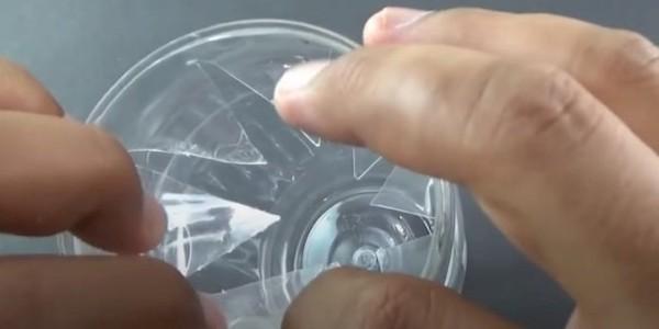 Insérez les dents à l'intérieur de la deuxième partie du flacon