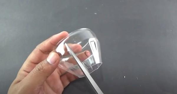 Coupez les dents pointues du côté étroit avec des ciseaux