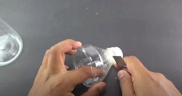 Coupez la partie filetée (le col lui-même)