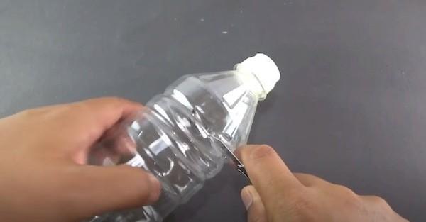 Coupez le haut effilé de la bouteille