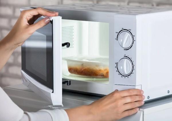 Une porte de micro-ondes desserrée ou défectueuse