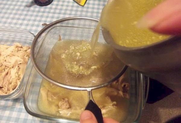 Ajouter de la gélatine à la viande en gelée