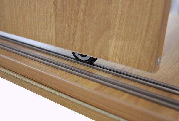 Ajustement des portes d'armoire