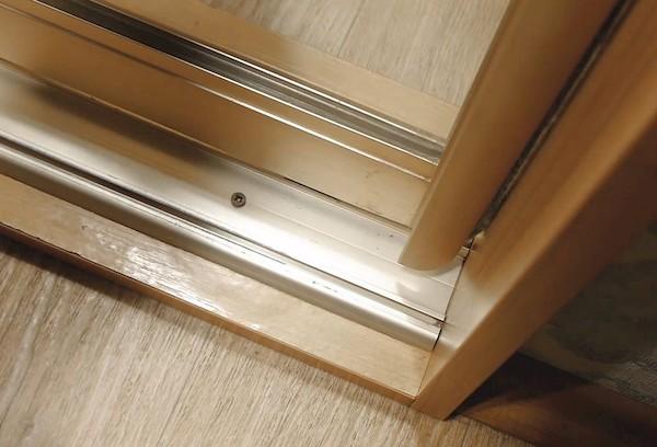 Réglage des roulettes de porte