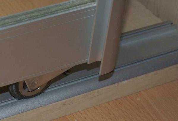 Réglage des rouleaux de porte supérieurs et inférieurs