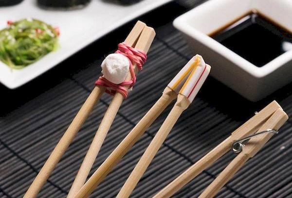 Bâtons fixés avec un élastique