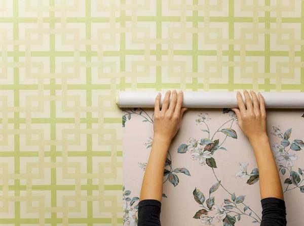 Coller sur un vieux papier peint