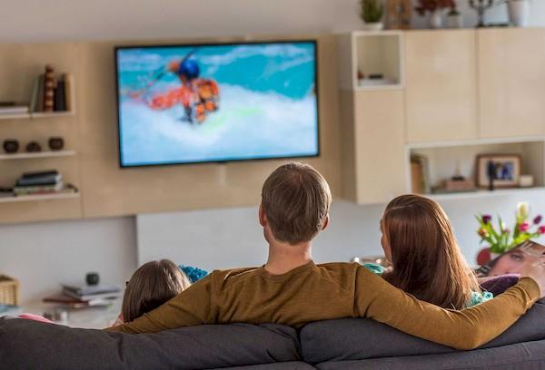Famille regardant la télévision