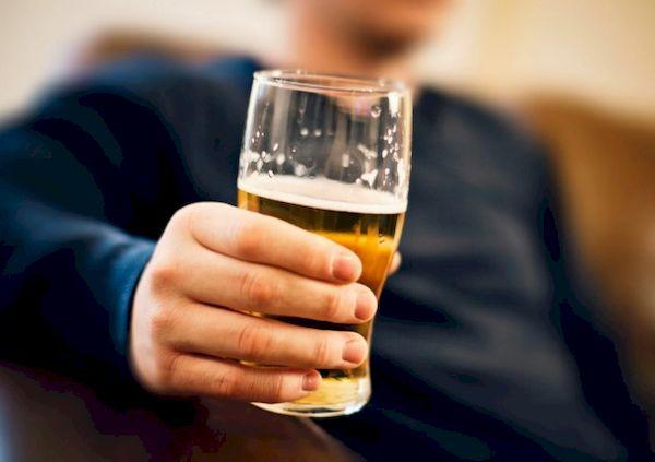 Élimine l'odeur de la bière renversée