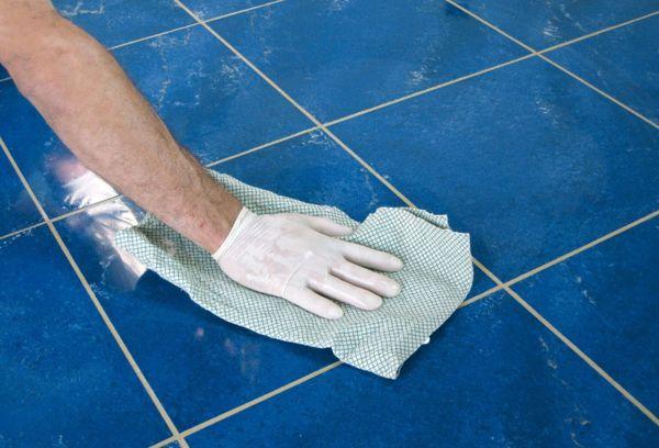 Nettoyer les carreaux de sol