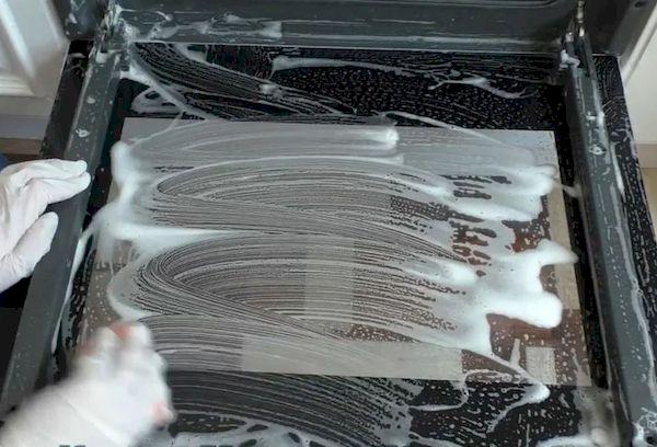 Nettoyer la vitre du four