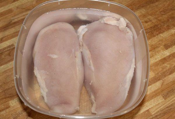 Décongeler du poulet dans l'eau