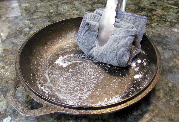 Nettoyer une poêle avec du sel