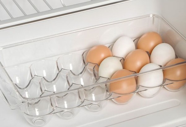 Oeufs de poule au réfrigérateur