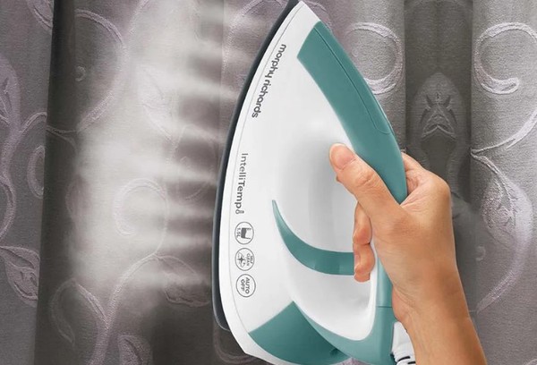 Repassage des rideaux avec un fer à vapeur