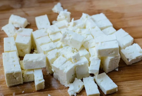 Fromage Adyghe coupé en dés