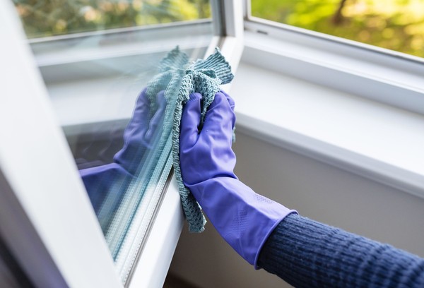 Nettoyer les fenêtres en plastique de la colle