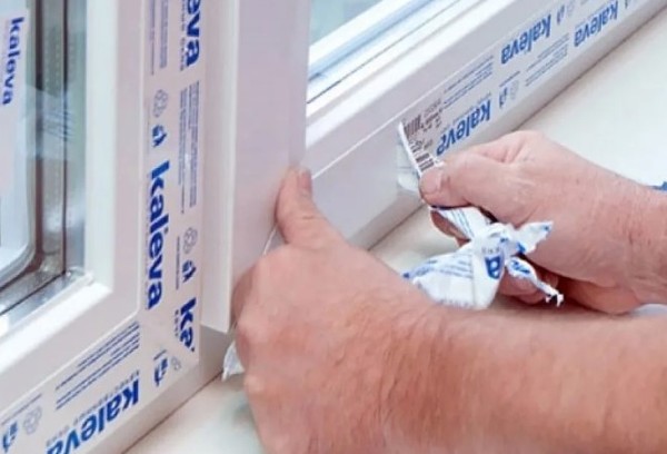 De nouvelles traces de ruban adhésif sur une fenêtre en plastique