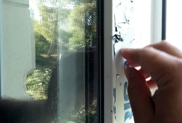 Enlever les résidus collants des fenêtres en plastique