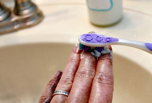 Enlever la peinture de la peau avec un gommage