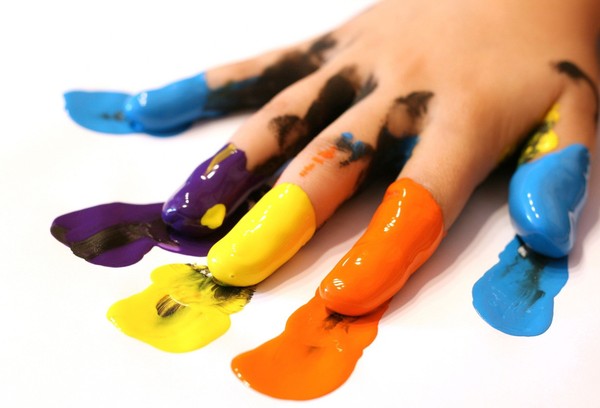 Peinture multicolore sur les mains