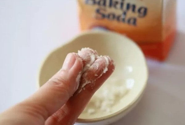 Enlever la peinture du cuir avec du bicarbonate de soude