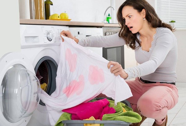 Laver des articles blancs avec des articles colorés