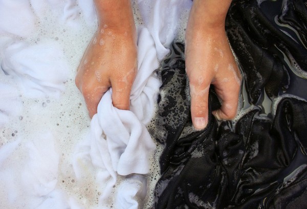 Laver les blancs avec les noirs