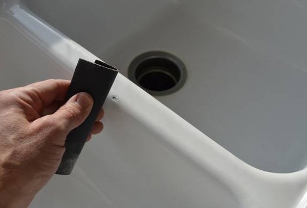 Éclat sur une baignoire en fonte