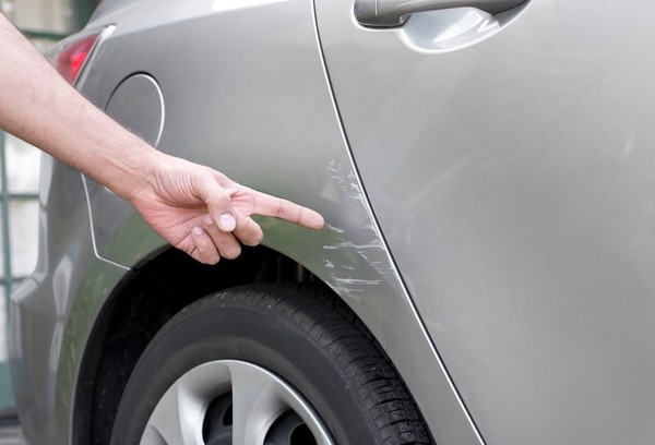 Élimination à faire soi-même des rayures sur une voiture