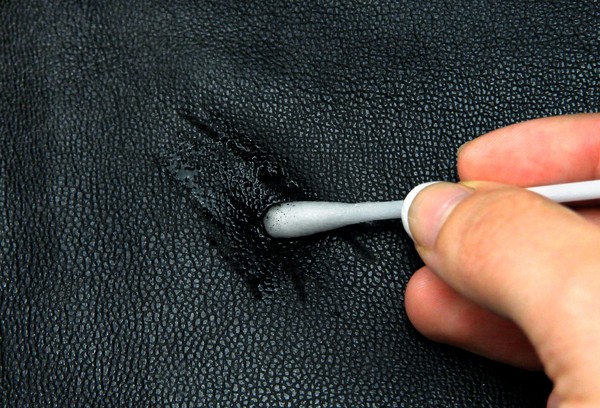 Enlever les rayures avec du cirage