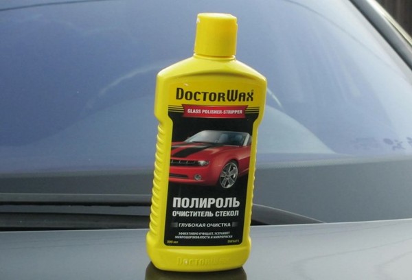 Produit de polissage et nettoyant pour verre Doctor Wax.