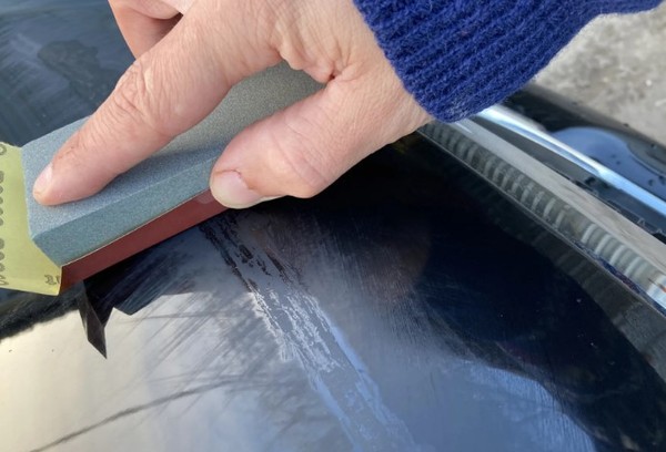 Enlevez les rayures du pare-brise avec du papier de verre fin