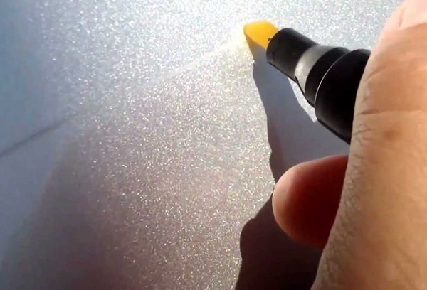 Rayures de peinture selon la couleur de la surface