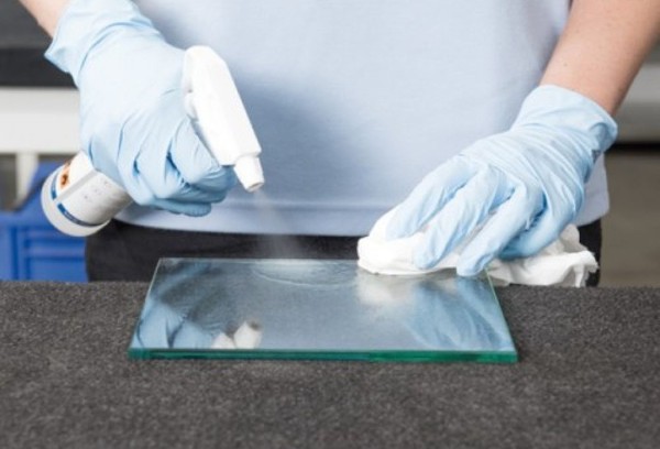 Nettoyer un miroir avec de l'acétone