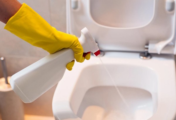 Nettoyer les toilettes avec du vinaigre