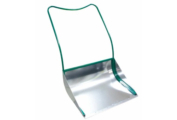 Grattoir avec seau en métal pour le déneigement